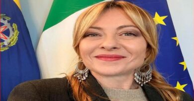 ఝుమ్కాలు ధరించిన ఇటలీ ప్రధాని