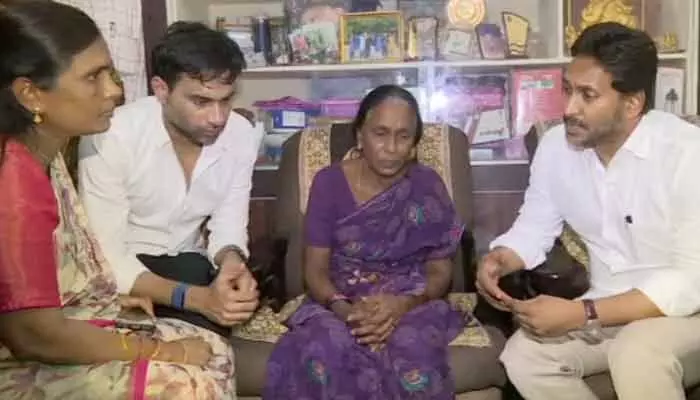 సాయికృష్ణ కుటుంబ సభ్యులకు జగన్ భరోసా